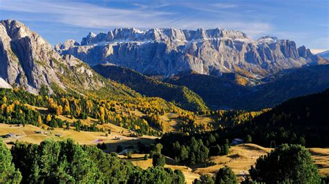 Vista panoramica del Gruppo del Sella con la Val delle Fontane in primo piano.