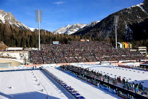 vista panoramica dello stadio del biathlon di Anterselva con pubblico