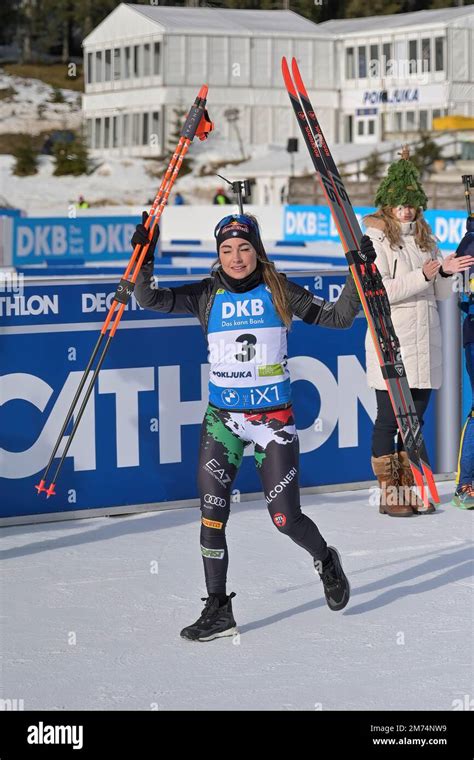 Dorothea Wierer festeggia sul podio