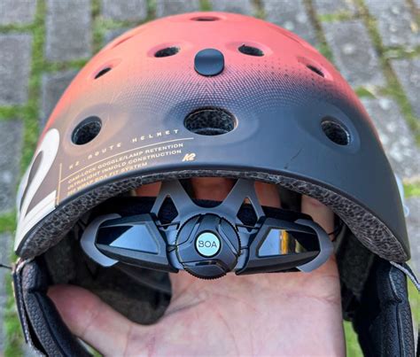 Immagine che mostra il sistema di regolazione BOA su un casco da sci.