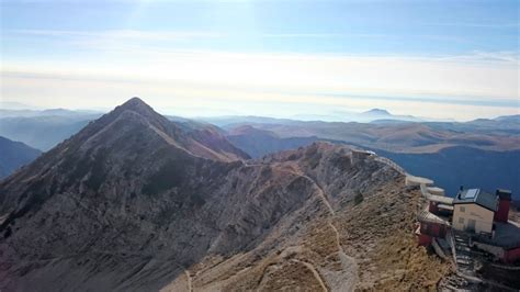 Panorama della cima del Carega e delle Piccole Dolomiti circostanti