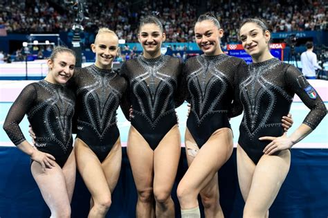 Atleti di ginnastica artistica durante una competizione