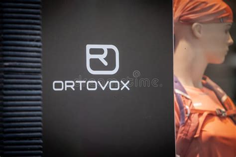 Dettaglio del logo Ortovox su sfondo colorato