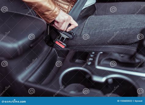 Primo piano della maniglia di attivazione dell'airbag