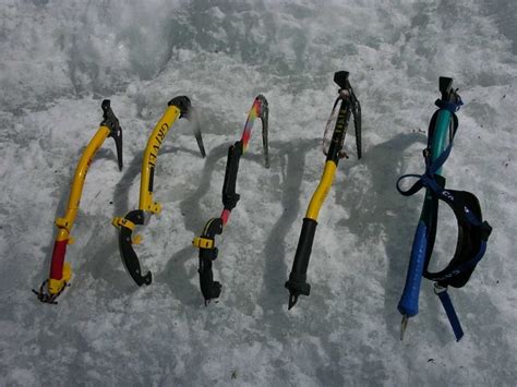 Confronto visivo tra le diverse forme delle becce delle piccozze per alpinismo, ghiaccio e dry tooling
