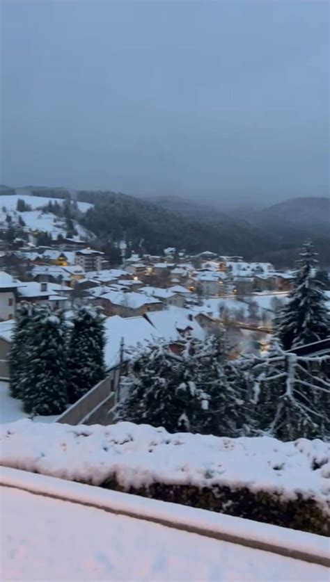 Panorama invernale sull'Altopiano di Asiago con neve e boschi