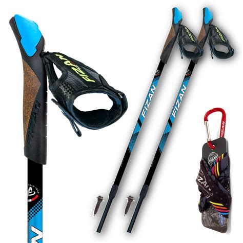 Dettaglio di ciaspole e bastoncini da Nordic Walking su un sentiero innevato