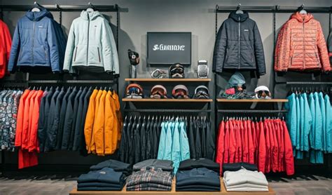 Vista d'insieme di capi di abbigliamento da sci ZIENER per uomo e donna