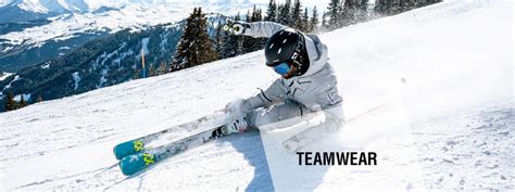 Gruppo di sciatori con abbigliamento da sci coordinato ZIENER Teamwear