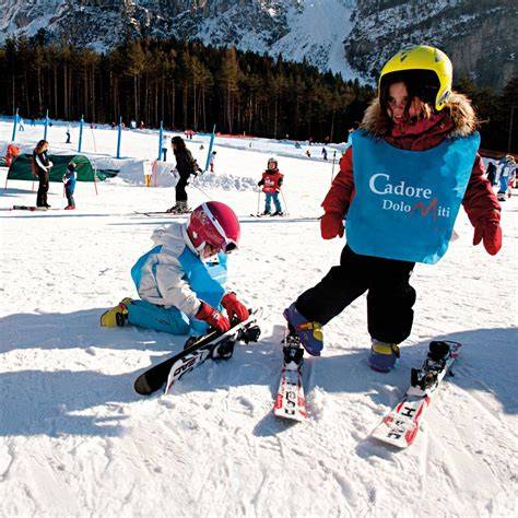 Bambini che imparano a sciare in un campo scuola della Ski Area San Pellegrino