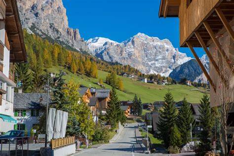 Panoramica del villaggio di San Cassiano con le montagne circostanti innevate
