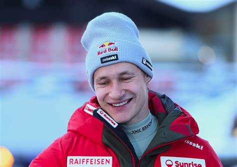 Marco Odermatt celebra la vittoria nella discesa libera di Val Gardena