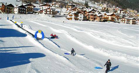 Bambini che si divertono sulla neve in un'area giochi dedicata nel comprensorio sciistico di Savognin.