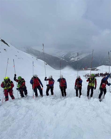 Canisti impegnati in una discesa di Boater Cross su un fiume impetuoso.