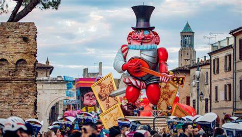 Carri allegorici colorati sfilano durante il Carnevale di Fano.