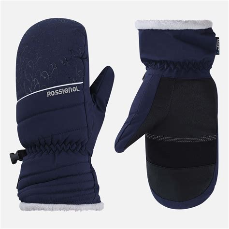 Illustrazione comparativa tra guanti a dita separate e muffole da snowboard, evidenziando la differenza in termini di destrezza e isolamento termico.