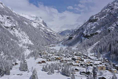 Panorama invernale della Valle di Gressoney con montagne innevate e boschi