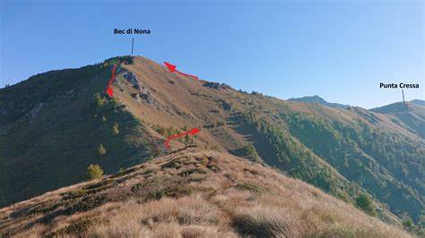 Cresta panoramica tra Punta Cressa e Bec di Nona con vista sulle montagne