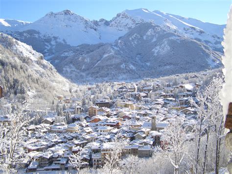 Panorama invernale di Limone Piemonte con le montagne innevate