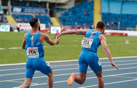 Atleti che si allenano su una pista di atletica