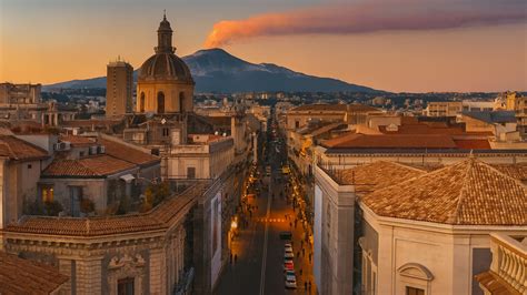 Panorama del Lungomare di Catania con vista sull'Etna