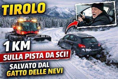 Un gatto delle nevi che lavora su una pista innevata al tramonto.