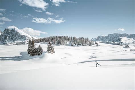 Panorama dell'Alpe di Siusi con piste da sci per principianti.