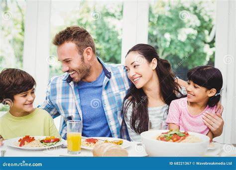 Famiglia sorridente mentre scia con istruttori Club Med.