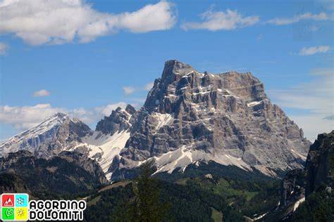 panorama delle Dolomiti con Monte Pelmo in evidenza