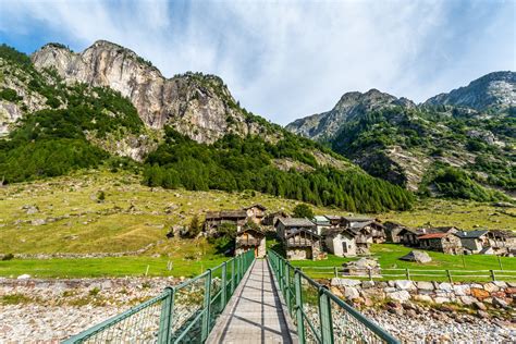 panoramica delle montagne dell'Alta Valtellina con neve