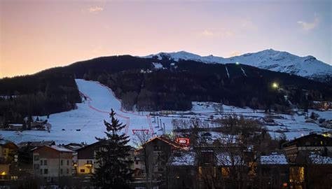 vista panoramica delle piste da sci di Bormio con le montagne sullo sfondo