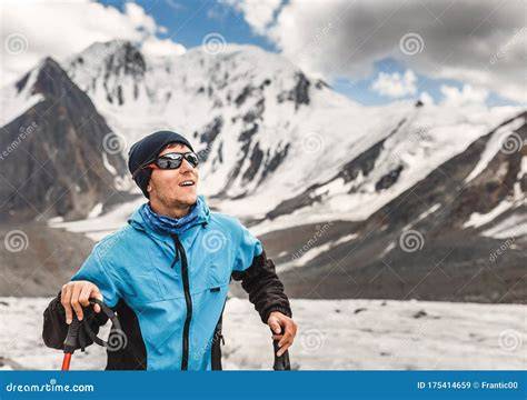 Alpinista con occhiali da ghiacciaio in alta montagna