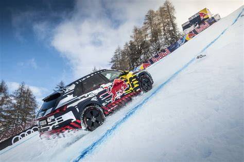 Audi e-tron in azione sulla Streif di Kitzbühel, con gomme chiodate e pendenze estreme