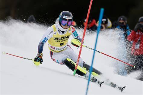 Atle Lie McGrath durante una gara di slalom speciale