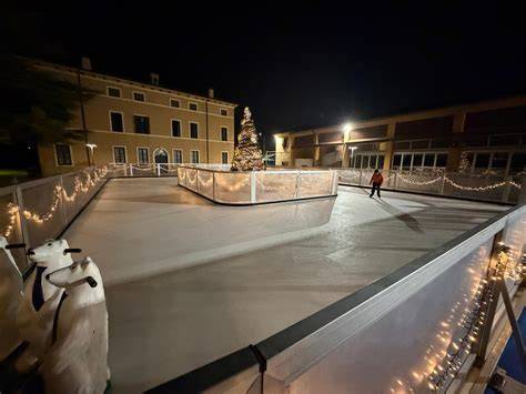 Illustrazione di una pista di pattinaggio su ghiaccio con pattinatori in stile liberty, evocando l'ambientazione di inizio XX secolo.