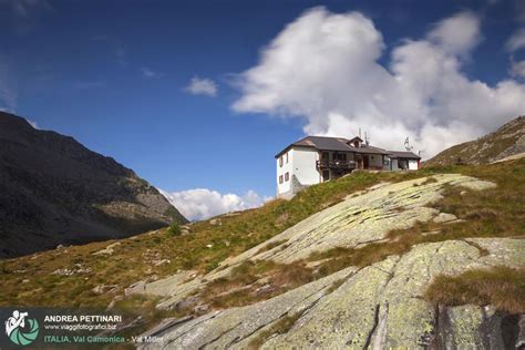 Vista panoramica della Val Miller con il Rifugio Gnutti in primo piano e le montagne dell'Adamello sullo sfondo