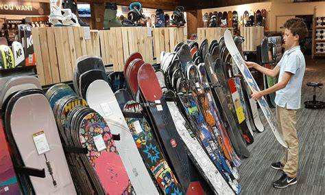 Foto dello store di Magione con esposizione di attrezzatura da snowboard e skateboard