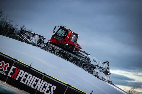 PistenBully 600 Polar ParkPro in azione in uno snowpark
