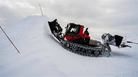 Dettaglio della lama ProBlade con forche di trasporto del PistenBully 600
