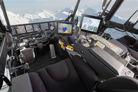 Interno cabina con joystick e comandi del PistenBully 600