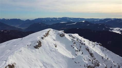 Panoramica del Monte Agaro con sentiero innevato