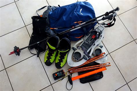 Attrezzatura da scialpinismo: ciaspole, bastoncini, ghette
