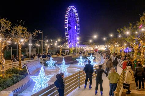 Vista aerea del Lungomare Ice Park di Riccione con la pista di pattinaggio illuminata e il mare sullo sfondo