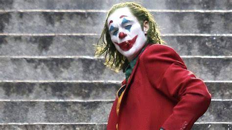 Joaquin Phoenix nei panni di Joker mentre balla sulle scale