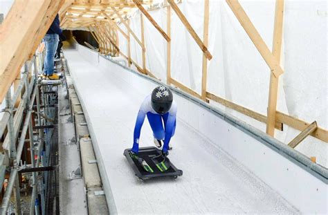 Ingegnere di gara di slittino con la sua squadra che prepara la pista