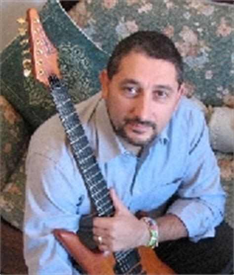 Foto di Giuseppe Sciuto con chitarra acustica