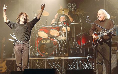 Foto di Giuseppe Sciuto alla batteria durante un concerto
