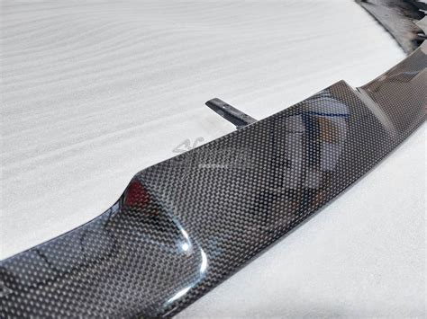 Immagine di un kit spoiler da sci in carbonio.