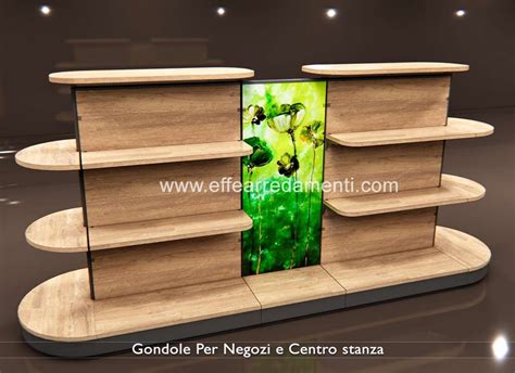 Esempio di esposizione di prodotti su tavoli con ruote in un negozio