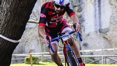 Atleta di ciclocross durante una gara